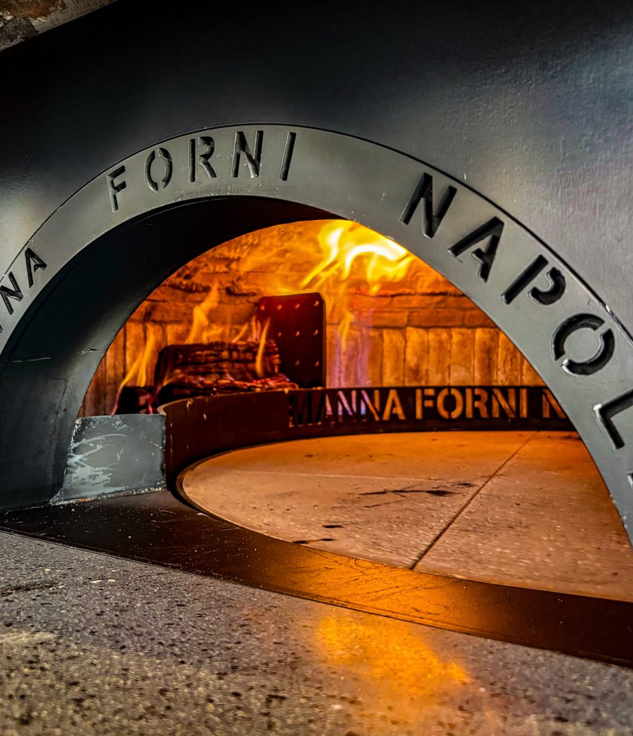 Intérieur du four à bois Manna Forni Napoli, flammes vives